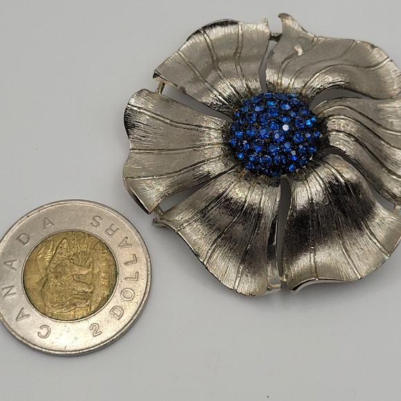 Vintage MCM Silver Plated Flower Brooch with Blue Center Glass Stones - Picture 5 of 5